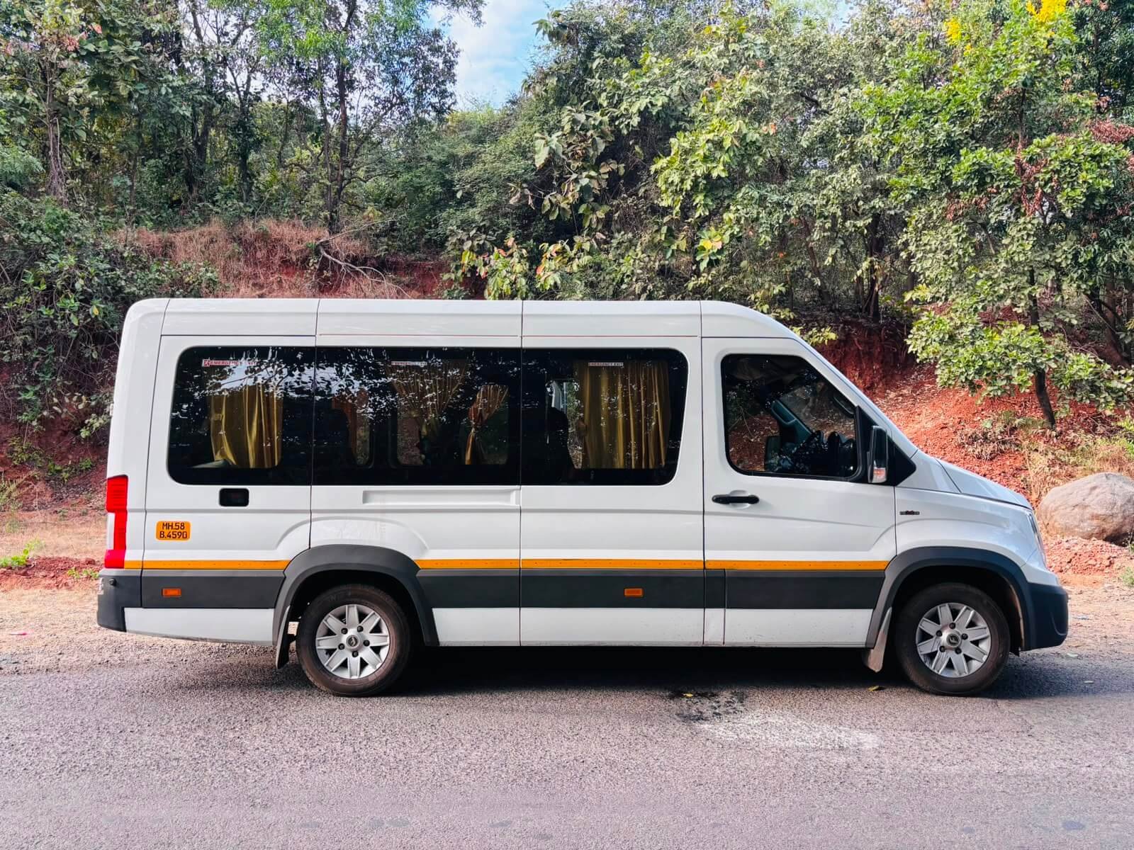 Minivan cab rental Mumbai for groups